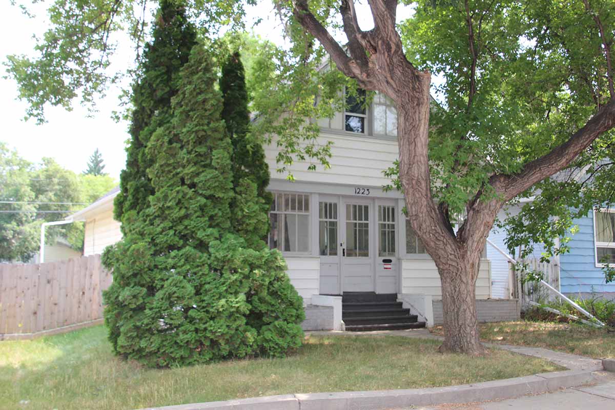 1123 Algoma Avenue moose jaw house rental