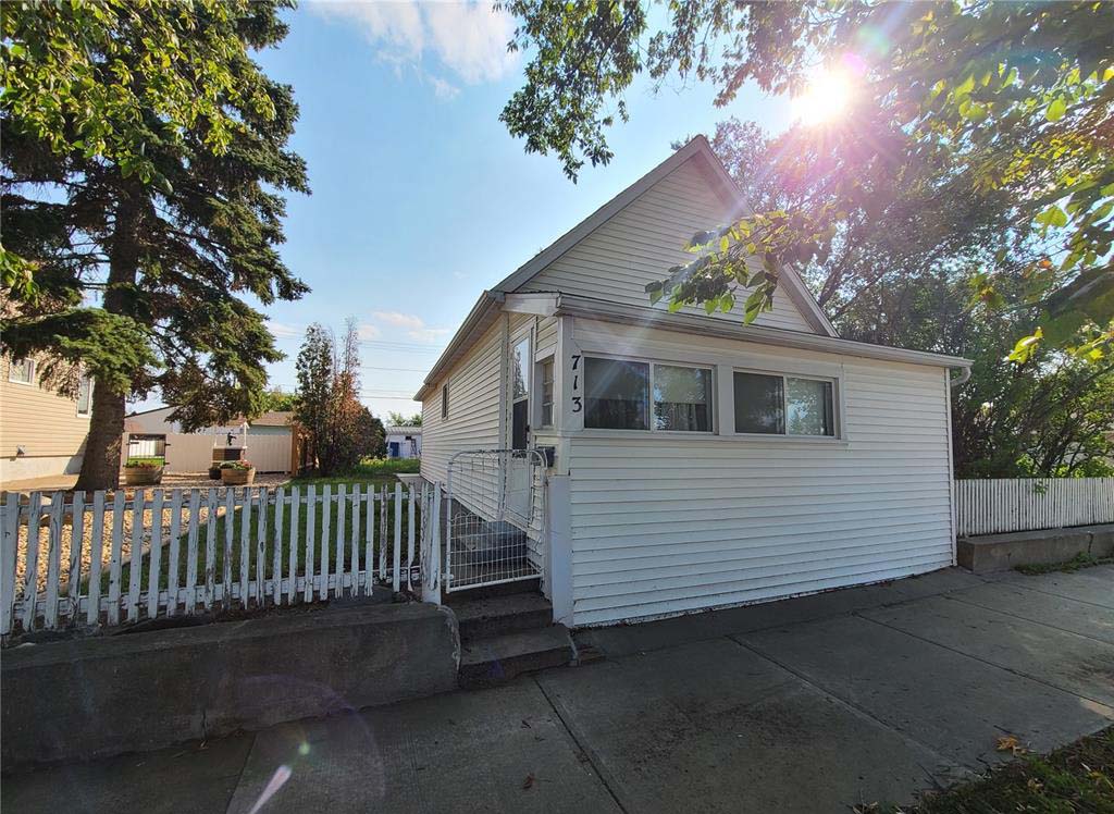 moose jaw house for rent 713 Hochelaga Street E 1