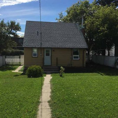 662 - 662-caribou-street-west-house-rental-moose-jaw-backyard2